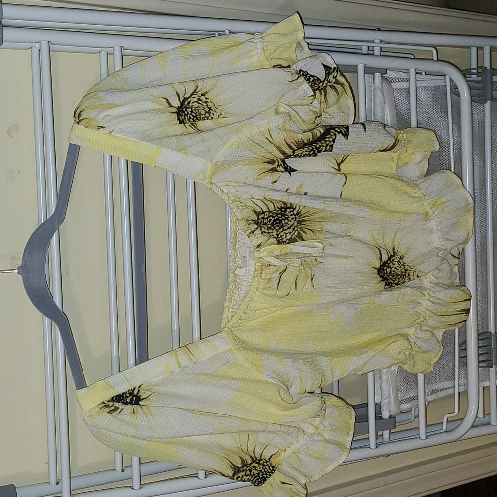 H&M size large Yellow sunflower cropped shirt. Stretchy back Preowned no flaws